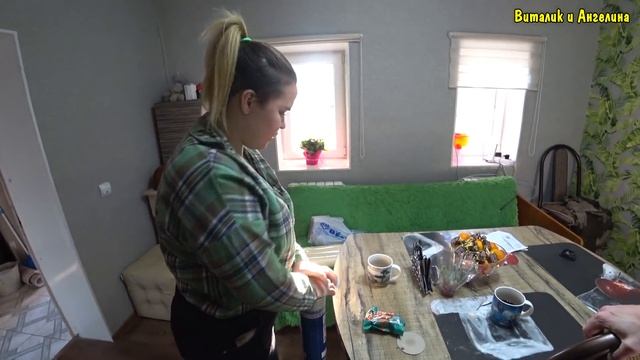 КУПИЛИ ОБОИ В КОМНАТУ / КУПИЛ ЖЕНЕ ЦВЕТЫ / ОБЗОР ПОКУПОК / РЕМОНТ КОМНАТЫ смотреть онлайн