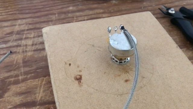 How To Ground Guitar Volume Pots смотреть онлайн
