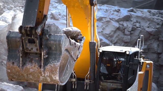 Liebherr - The R 938 G8 ME, Productive And Powerful On Any Construction Site
