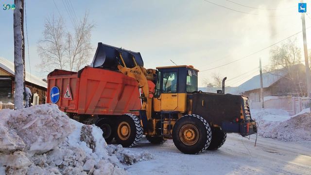 Вывоз снега после грейдирования с проезжих частей города Вилюйск