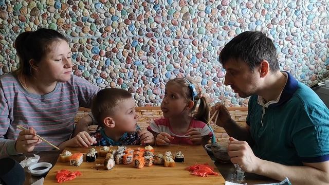 МУКБАНГ РОЛЛЫ ДЛЯ ВСЕЙ СЕМЬИ | MUKBANG ROLLS FOR THE WHOLE FAMILY #роллы #rolls #StepFamily #mukban