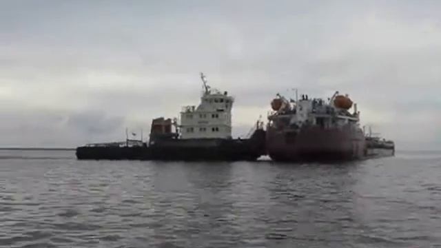 Снятие с мели танкера на Рыбинском водохранилище смотреть онлайн