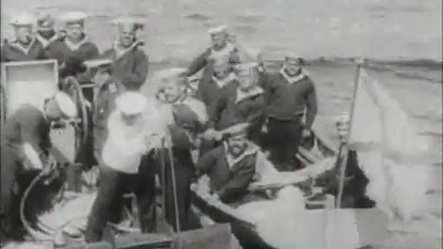 1913 г. Испытания первого водолазного костюма. Погружение под воду в трёхболтовке. смотреть онлайн