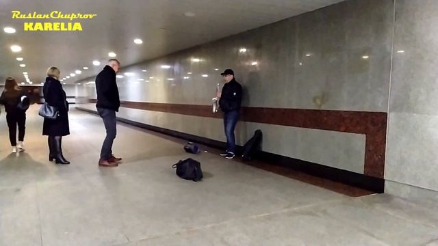 Парень круто играет в переходе на саксофоне / Саксофонист в подземном переходе / Минск - Беларусь смотреть онлайн