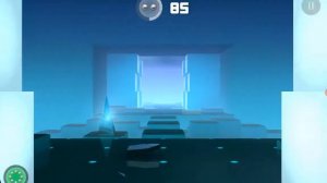 Играю в шарик  который  разбивает стёкла