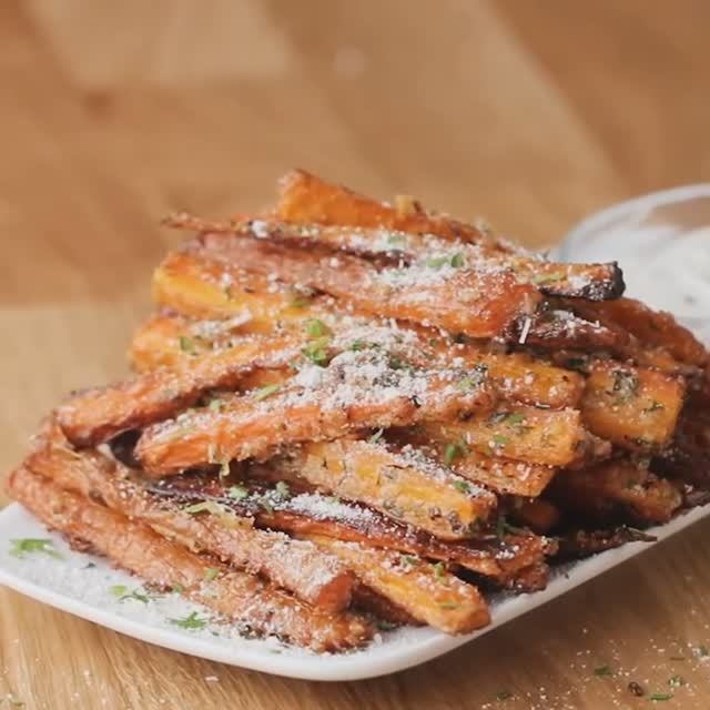 Фри из морковки с пармезаном и чесноком смотреть онлайн
