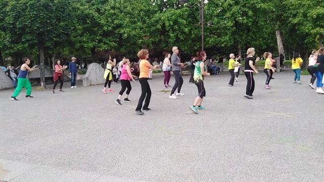 Бразильские танцы около дома смотреть онлайн