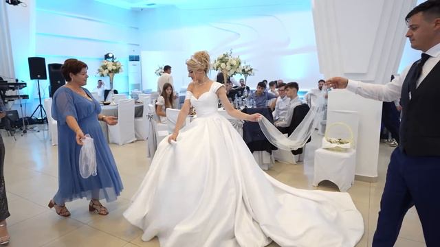 Familja e djalit hap vallen e pare te dasmes Aleksander & Fiorela смотреть онлайн