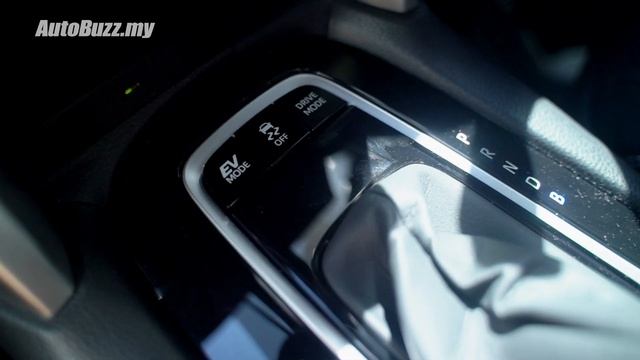 2022 Toyota Corolla Cross Hybrid, 5 Things - AutoBuzz смотреть онлайн