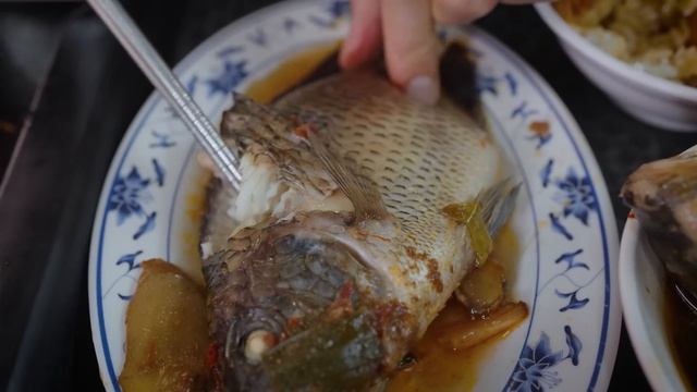 Taiwan Street Food - BEST BEEF NOODLES + 5 Must Eat Foods In Taipei!!