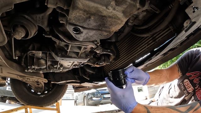 RENAULT Trafic / Vauxhall Vivaro mk3 oil filter change смотреть онлайн