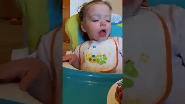 Ребёнок спит и ест. смотреть онлайн