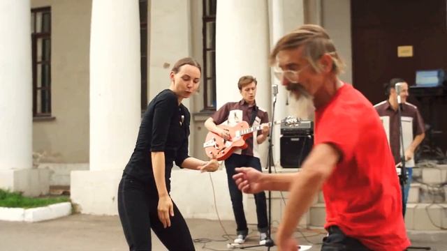 Барахолка - Музей Москвы - клоун clown - Танцы - Babooshka - Вертится быстрей земля смотреть онлайн