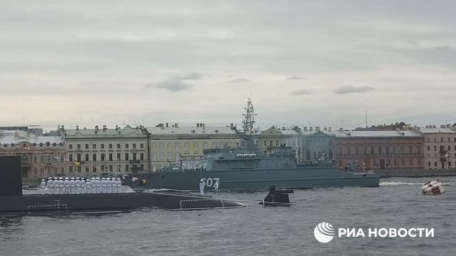 Парад в честь Дня ВМФ в Санкт-Петербурге смотреть онлайн