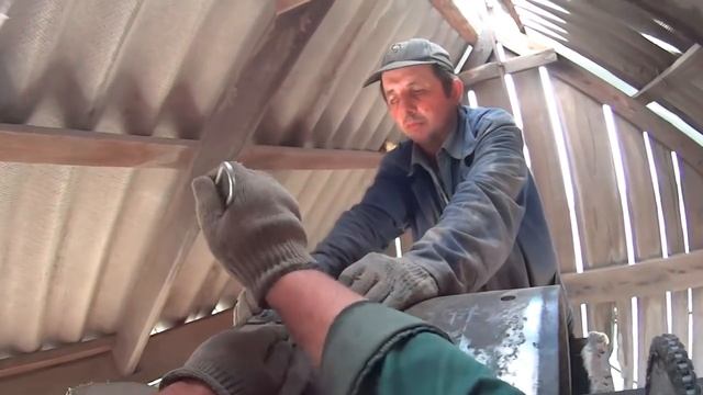 Началось в колхозе утро 3/61. Меняем ленты малой нории ЗАВ-40. смотреть онлайн