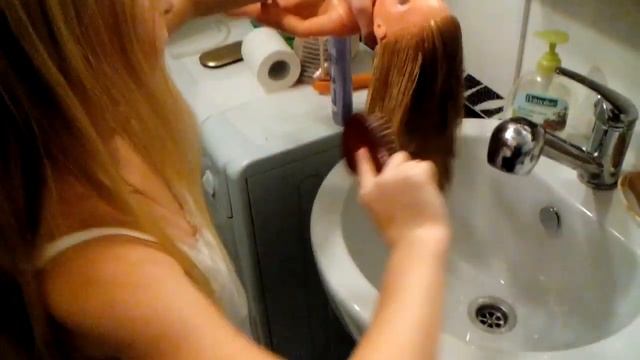 Как промыть волосы куклы, избавиться от лака смотреть онлайн