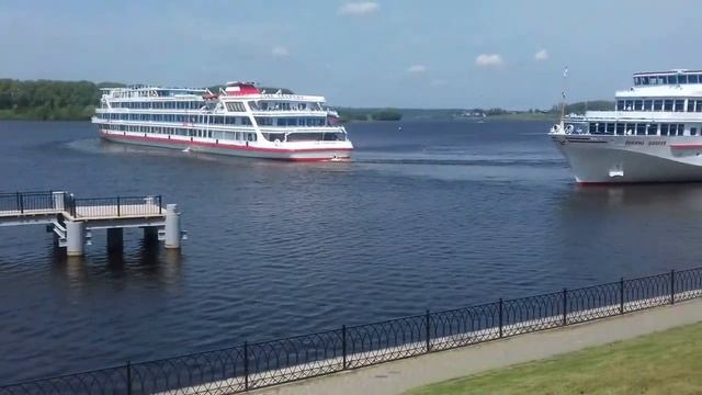 Теплоходы дружно уходят в рейс