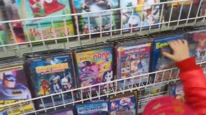 Магазин игрушек, смотрим диски с мультиками и гуляем на площадке