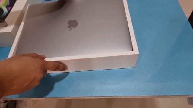 Unboxing MacBook Pro with M1 chip смотреть онлайн