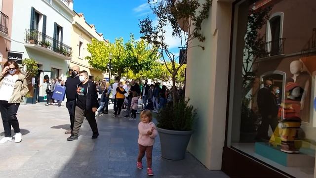 Испанский стрит стайл. Осенняя уличная мода в Испании. Как одеваются ранней осенью в Каталонии. смотреть онлайн