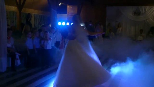 Важкий дим, хоьодні вогні та неперевершений танець молодят смотреть онлайн