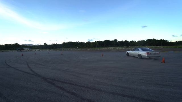 Nissan Laurel C35 Drift Training Car, Upgrades and Groovy Bar Meet смотреть онлайн