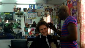 Девушку стригут (бреют) на лысо, на Ямайке. Часть 1