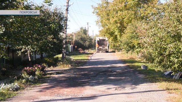 На варті чистоти Покровська – 50 двірників та машина-пилосос: у місті триває збирання опалого листя смотреть онлайн