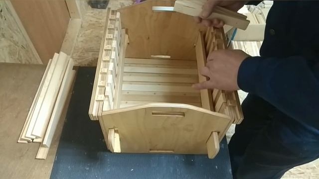 Сборка рамок для улья "Удав''" в кондукторе пневмостеплером. смотреть онлайн