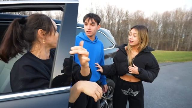 MAKING OUT IN FRONT OF FAMILY (BAD IDEA) смотреть онлайн