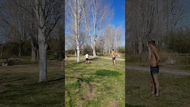 Футбольная разминка на траве в парке смотреть онлайн