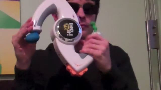 Blind boy tries to ace Bop It XT but doesn't quite succseed смотреть онлайн