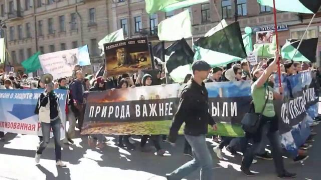 Первомайская демонстрация в Питере: антиглобалисты и зеленые смотреть онлайн