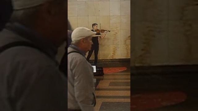 Парень играет на скрипке в метро Курская часть 2