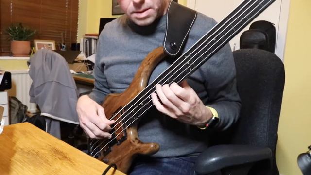 Melodic Fretless Bass Lo-Fi Trip-Hop Jam смотреть онлайн
