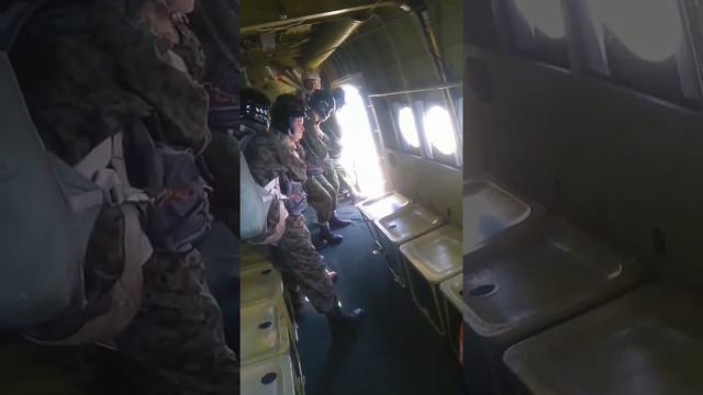 Прыжки парашютистов с высоты 700 метром!!!Белгородская обл.Яковлевский район... смотреть онлайн