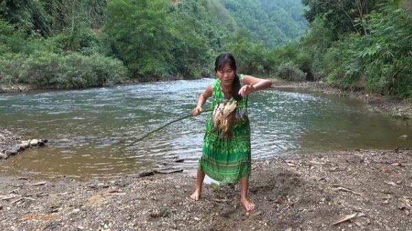 Primitive Life: Smart Girl's Fishing Skills Catch A Lot Of Fish - Cooking Fish For Survival