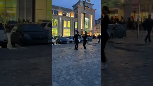 Девушка И Парень Танцуют Классно В Баку 28 May Lezginka 2023 Друг Мой Лезгинка Тренд FAMIL ALISHKA смотреть онлайн