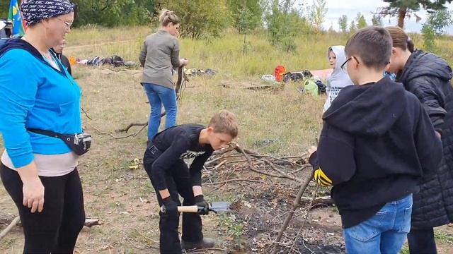 ИДЕМ В ПОХОД // СОСИСКИ НА КОСТРЕ// ЖИЗНЬ В ЕСТЕСТВЕННЫХ УСЛОВИЯХ смотреть онлайн