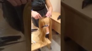 Дугообразный (фронтальный) пробор от уха до уха. Делим волосы на зоны