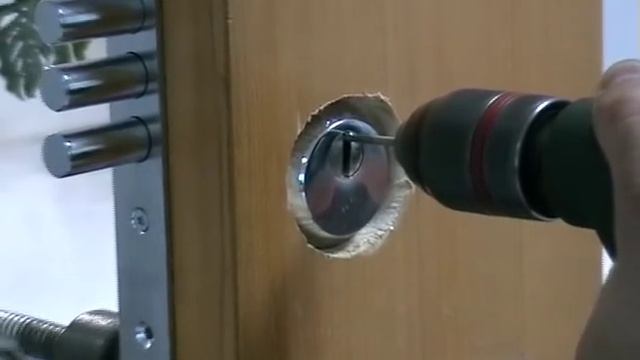 Взлом замка методом высверливания смотреть онлайн
