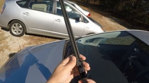 Как снять щетки стеклоочистителей. Как снять задний дворник (стеклоочиститель) на приусе.