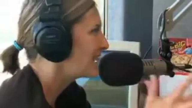 Radio hosts react to Michael Jackson's death (2009-06-26) смотреть онлайн