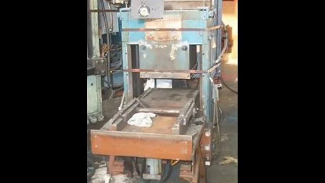 14 in. x 14 in. EEMCO 140 Ton Slab Side Press # 1947-10 смотреть онлайн