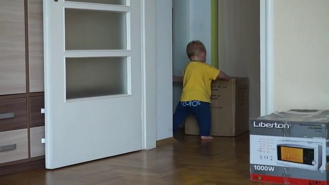 Картонная коробка вместо ходунков смотреть онлайн