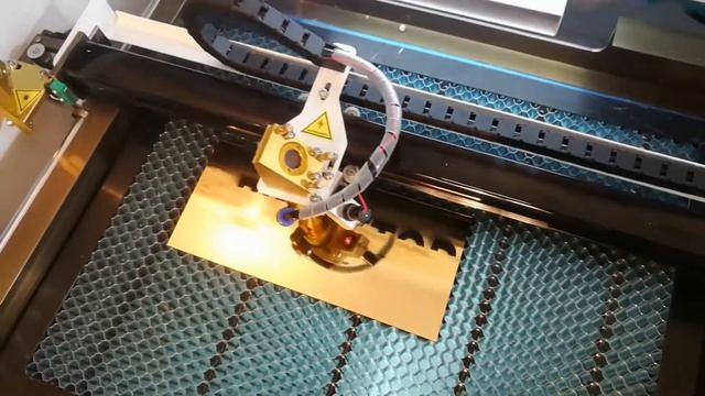 Гравировка двухслойного пластика, лазерная гравировка на пластике. ППК-Лазер смотреть онлайн