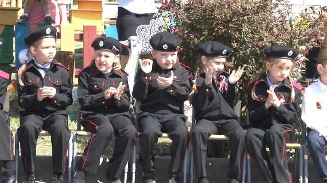 Воспитанникам казачьего детского сада «Буратино» подарили новую форму смотреть онлайн