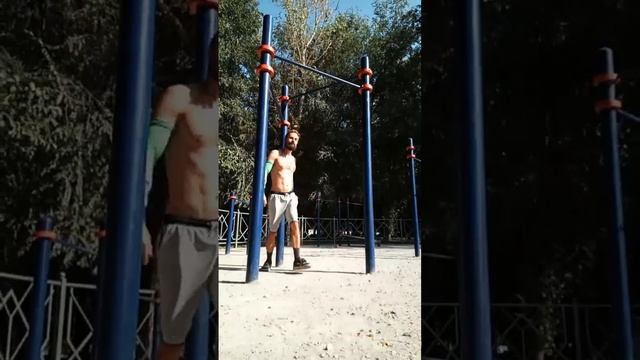 как сделать #растяжку для плеч и спину с помощью опор турника? #fit #fitness #sports @dzen.ru/m40 смотреть онлайн