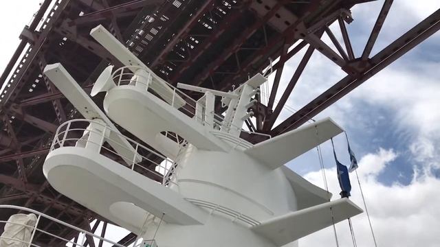 Passing under the Ponte 25 de Abril (25 of April Bridge) смотреть онлайн