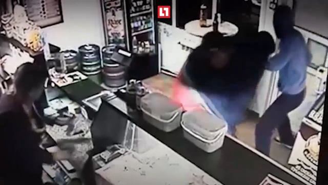 Посетитель пивбара выгнал грабителей на улицу смотреть онлайн